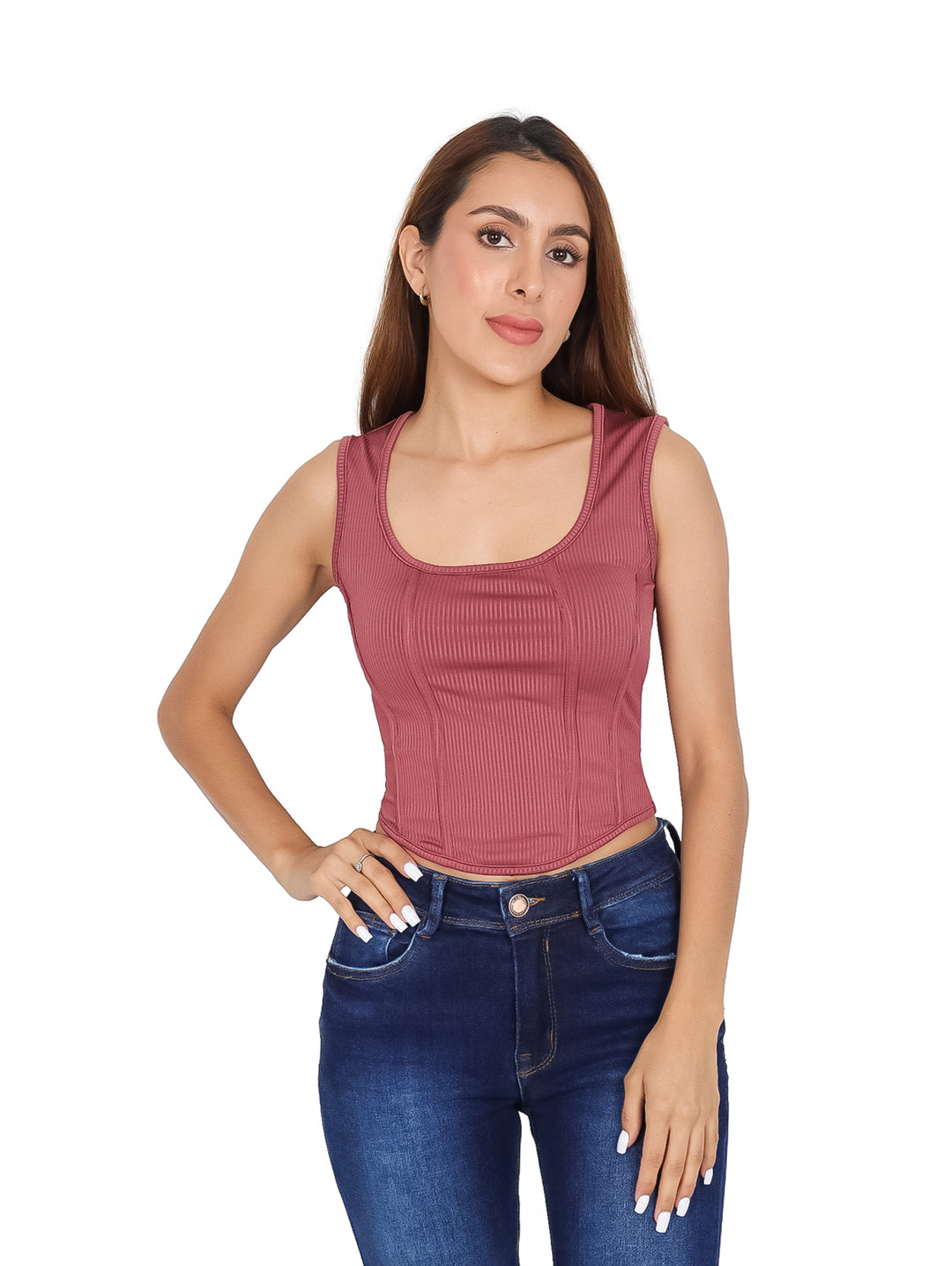 Mujer vistiendo una blusa tipo corset color marsala con textura acanalada y jeans azules.