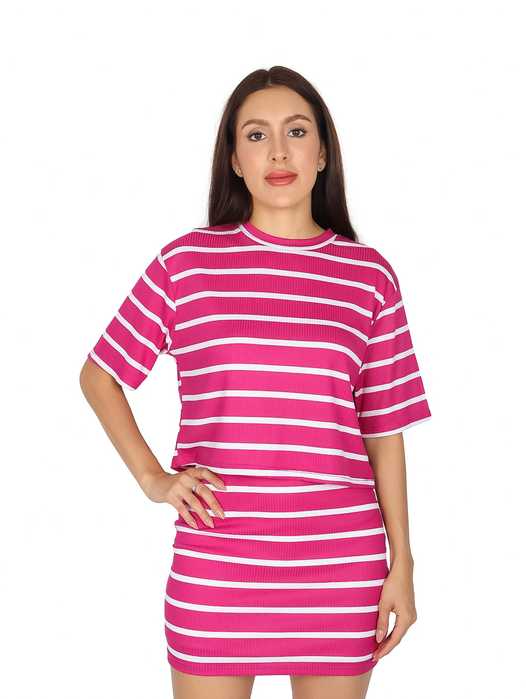 Conjunto de playera y falda a rayas horizontales color magenta y blanco.
