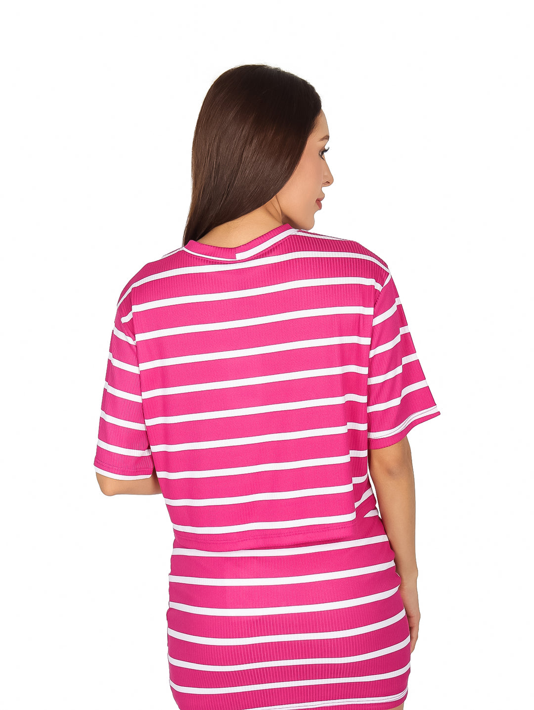 Conjunto de playera y falda a rayas horizontales color magenta y blanco.
