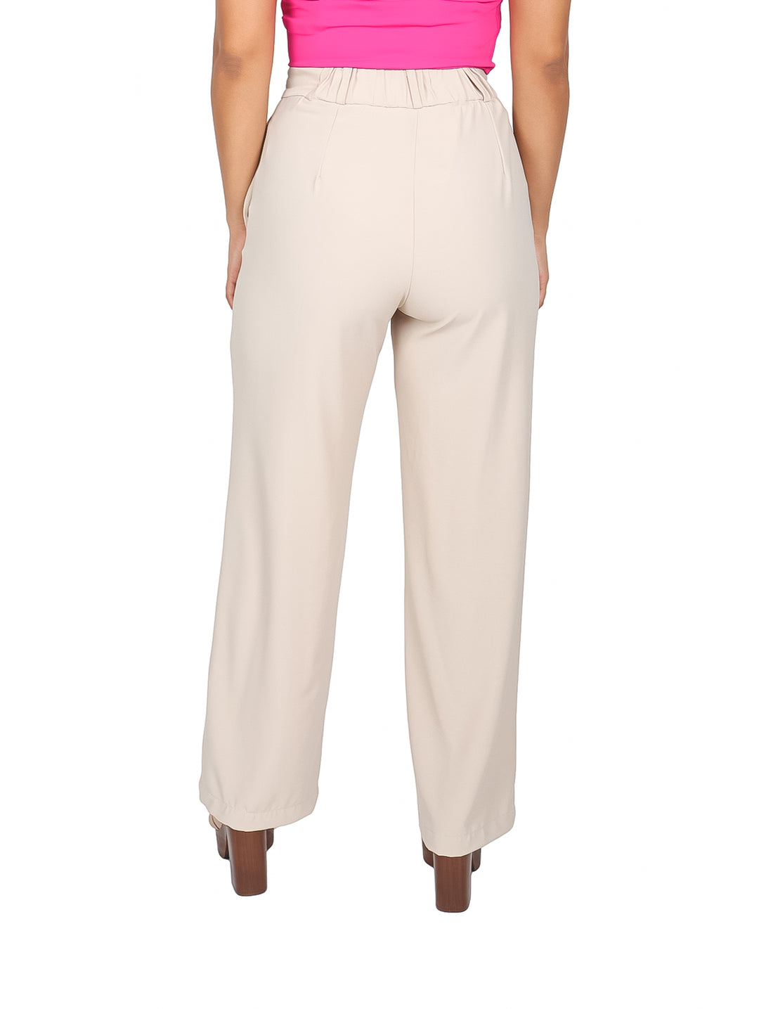 Pantalones de lino color beige para mujer con corte de pierna ancha y talle alto.