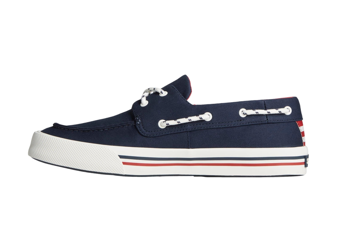 Zapato náutico Sperry azul marino con suela blanca y detalles rojos.
