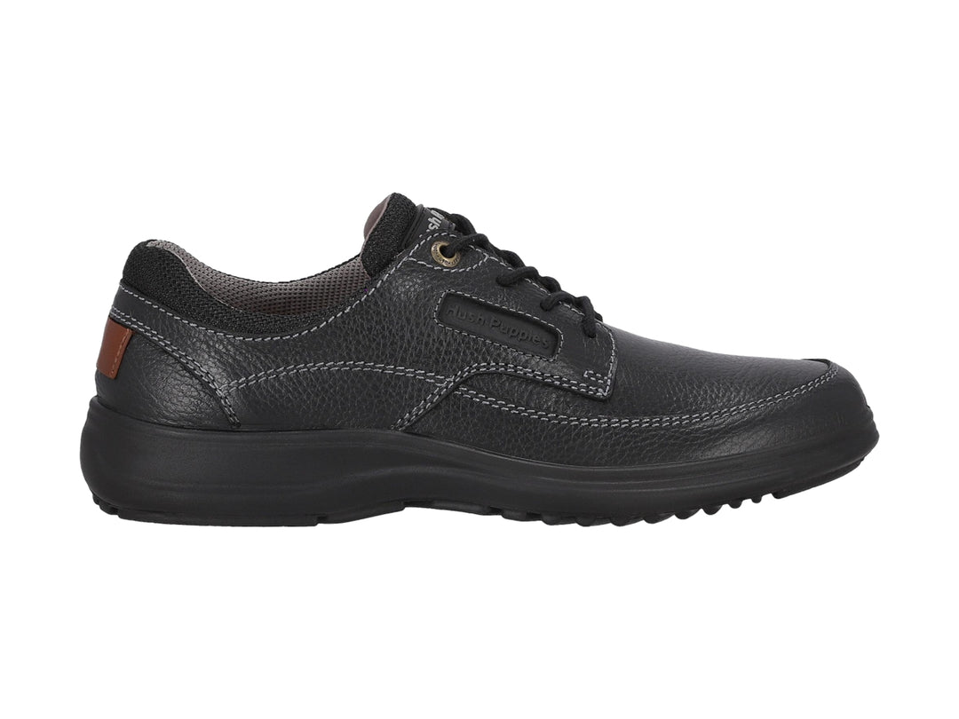 Zapato casual Hush Puppies color negro con cordones y suela negra.