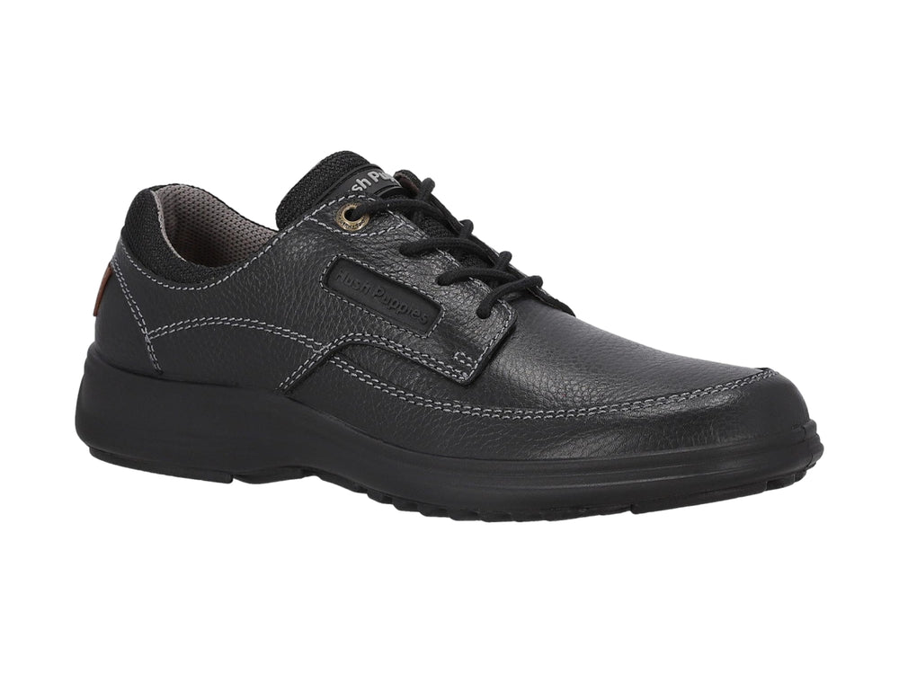 Zapato casual Hush Puppies color negro con cordones y suela negra.