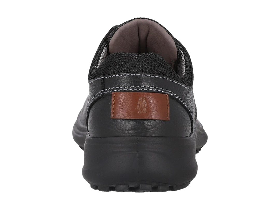 Zapato casual Hush Puppies color negro con cordones y suela negra.