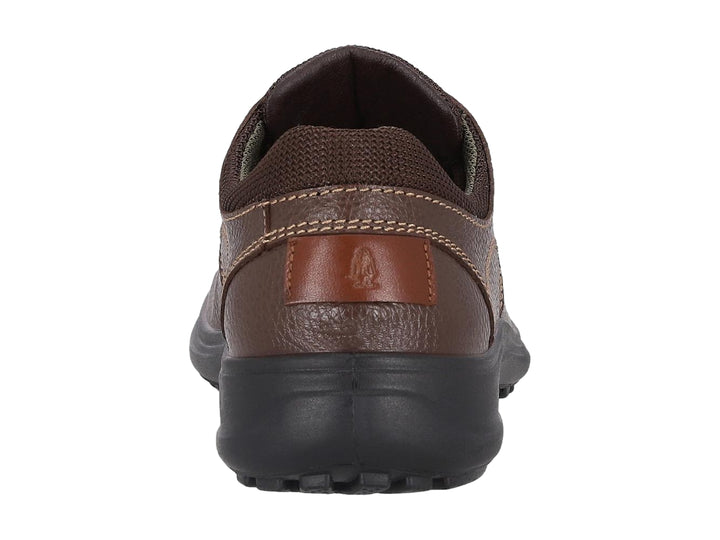 Zapato casual Hush Puppies de cuero marrón con suela negra y cordones.