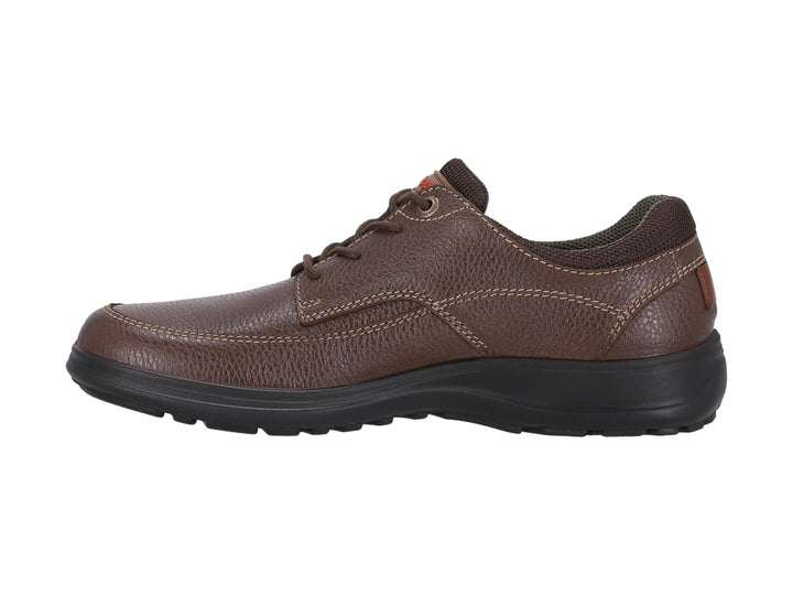 Zapato casual Hush Puppies de cuero marrón con suela negra y cordones.