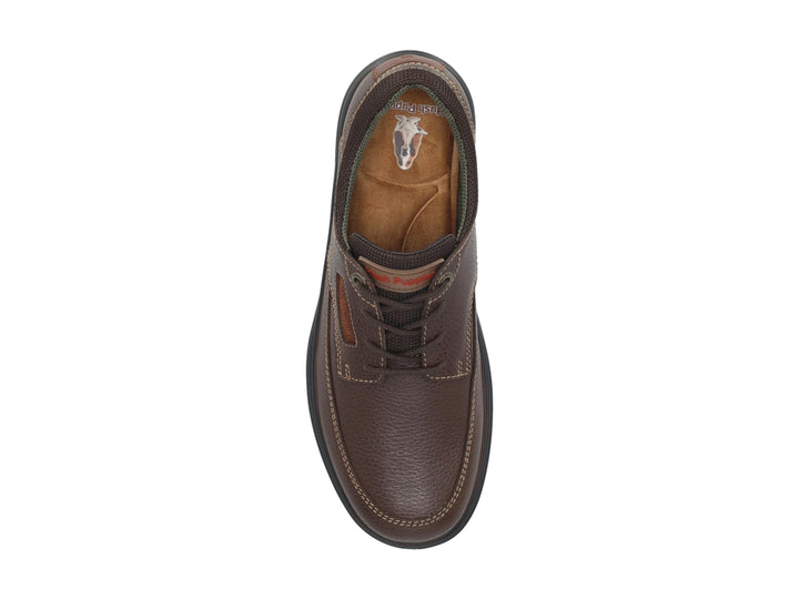 Zapato casual Hush Puppies de cuero marrón con suela negra y cordones.