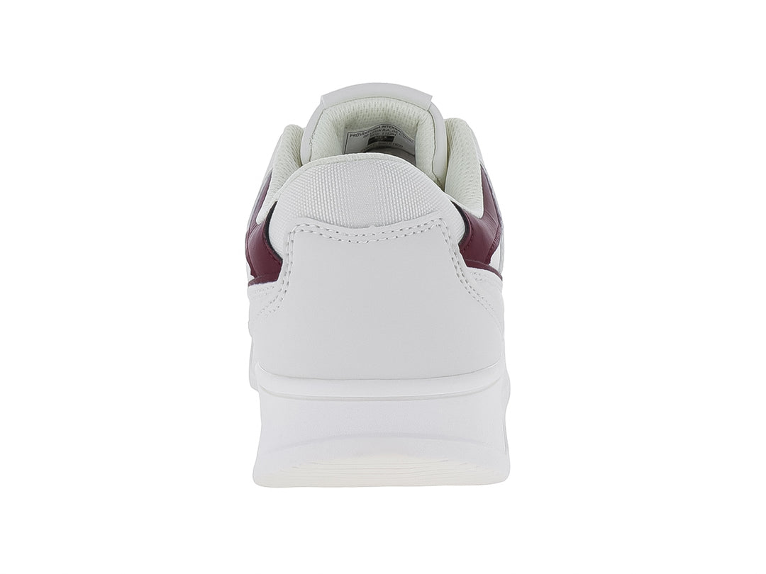 Tenis casuales blancos con detalles en color vino y suela blanca ancha de la marca Capa de Ozono.