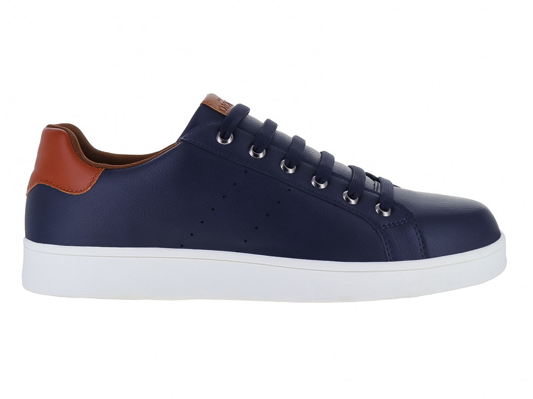 Tenis casuales color azul navy con suela blanca y detalle café en el talón.