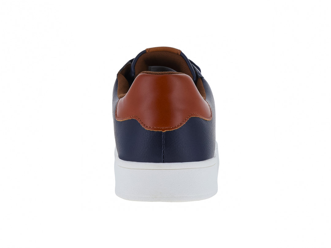 Tenis casuales color azul navy con suela blanca y detalle café en el talón.