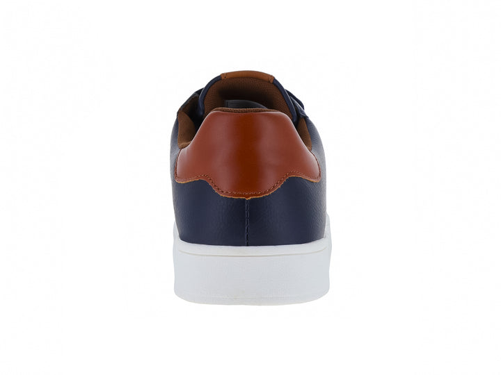 Tenis casuales color azul navy con suela blanca y detalle café en el talón.