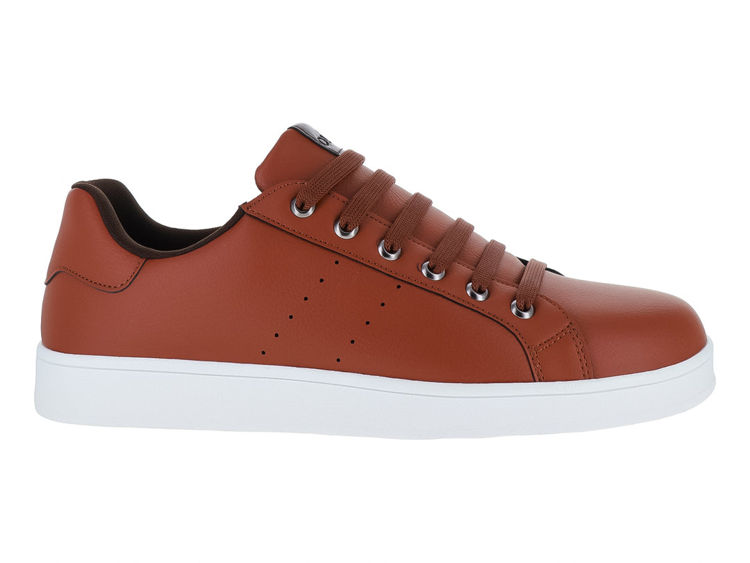 Tenis casuales color cognac con suela blanca y cordones a juego.