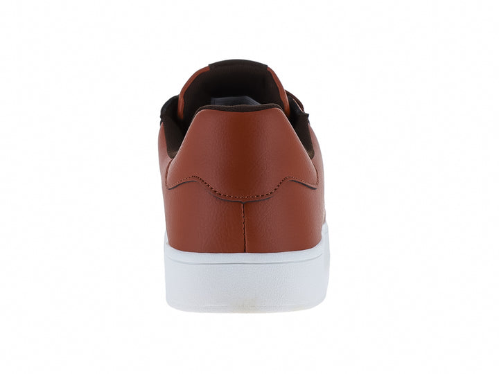 Tenis casuales color cognac con suela blanca y cordones a juego.