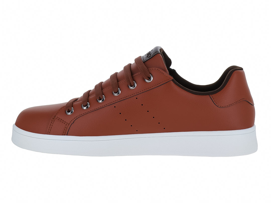 Tenis casuales color cognac con suela blanca y cordones a juego.