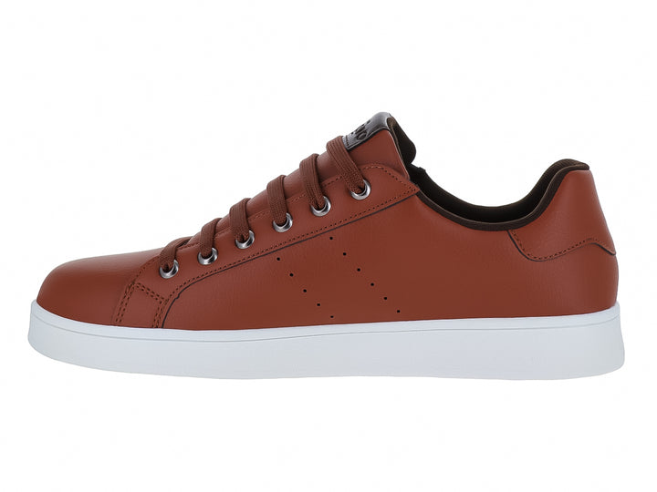 Tenis casuales color cognac con suela blanca y cordones a juego.