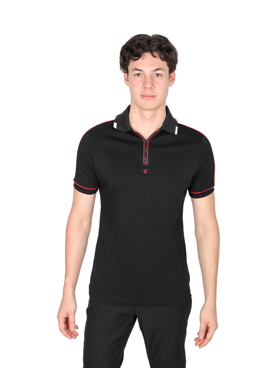 Hombre vistiendo playera polo color negro con detalles en rojo y blanco y cierre frontal.