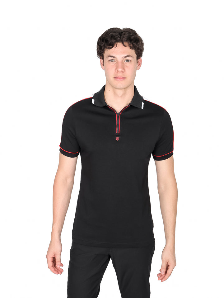 Hombre vistiendo playera polo color negro con detalles en rojo y blanco y cierre frontal.