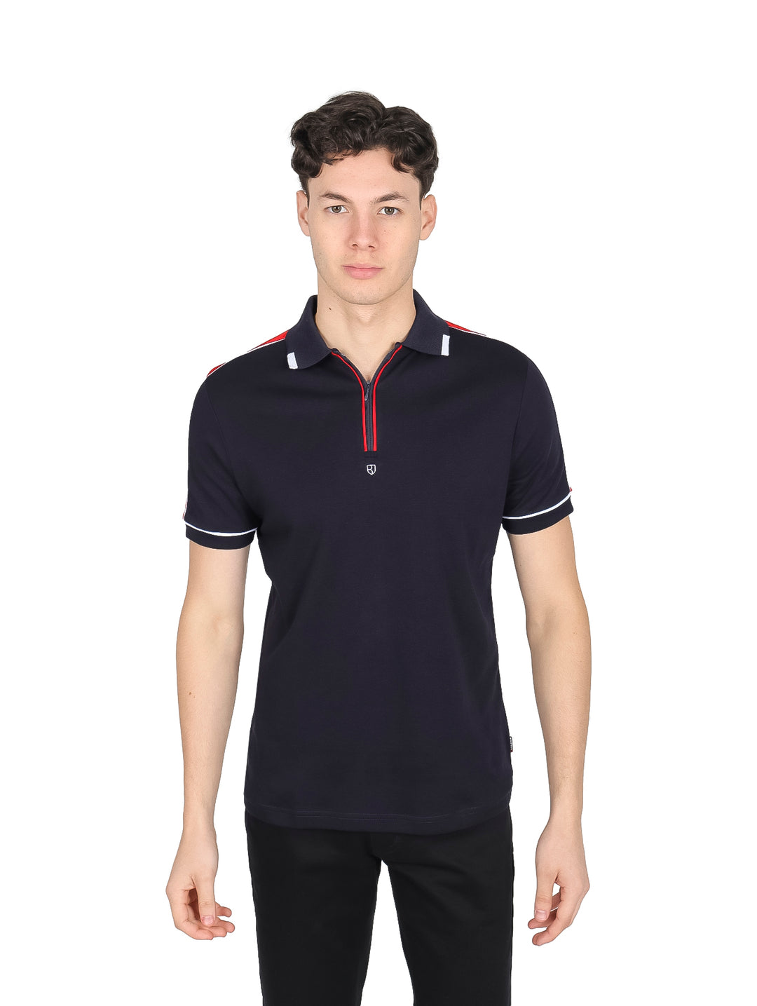 Hombre vistiendo playera polo azul marino con detalles en rojo y blanco y cierre frontal.