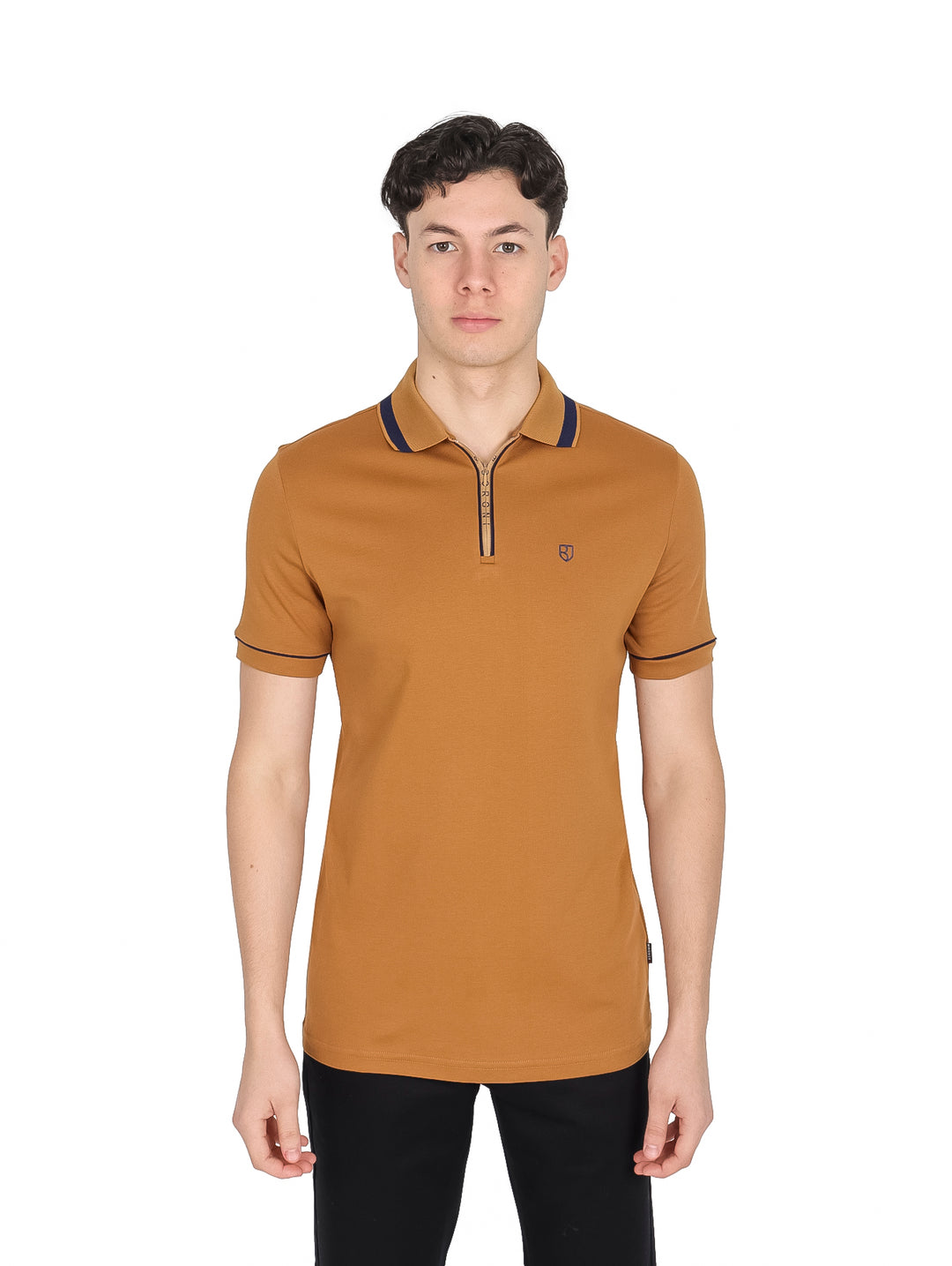 Hombre vistiendo playera polo color dorado con detalles en azul marino y cierre frontal.