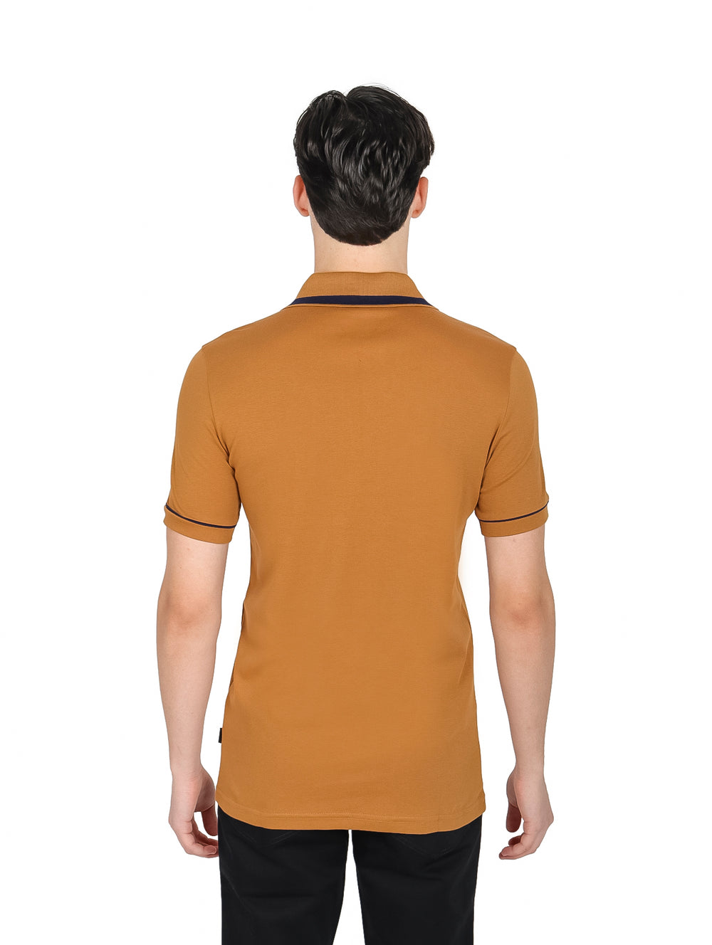 Hombre vistiendo playera polo color dorado con detalles en azul marino y cierre frontal.