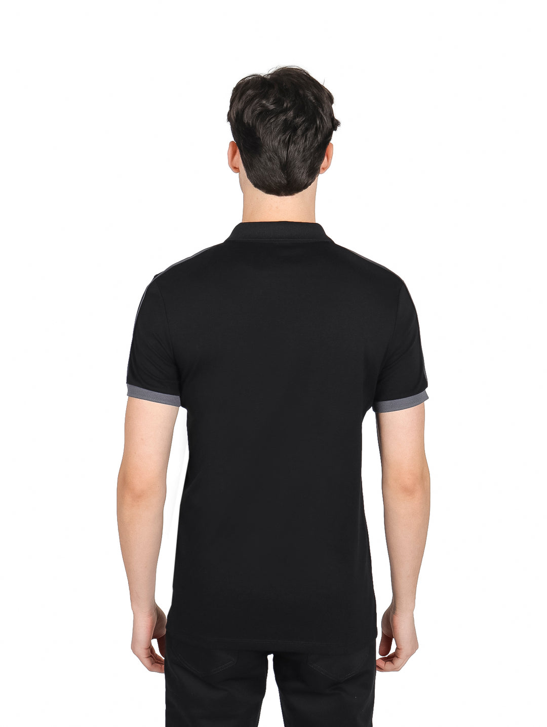 Hombre vistiendo playera polo color negro con detalles en gris oxford en cuello y mangas.