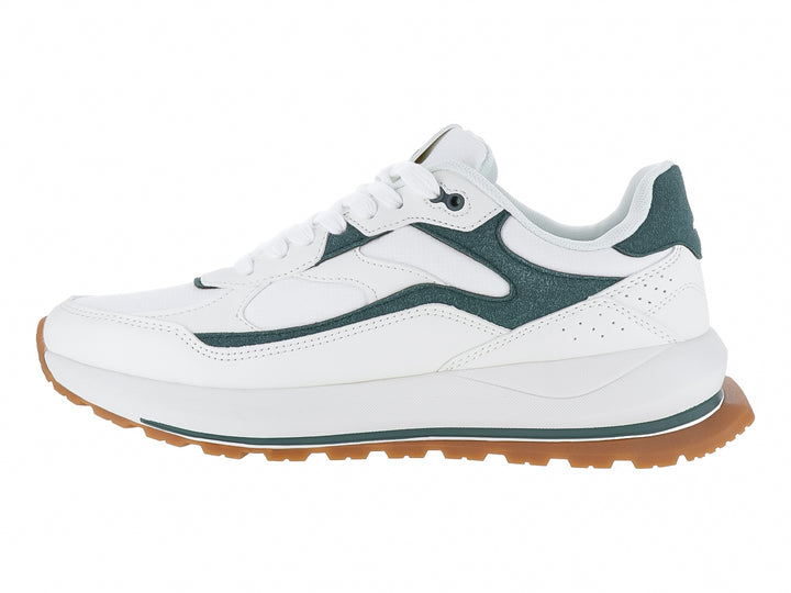 Tenis blancos con detalles en verde y suela de goma marrón.