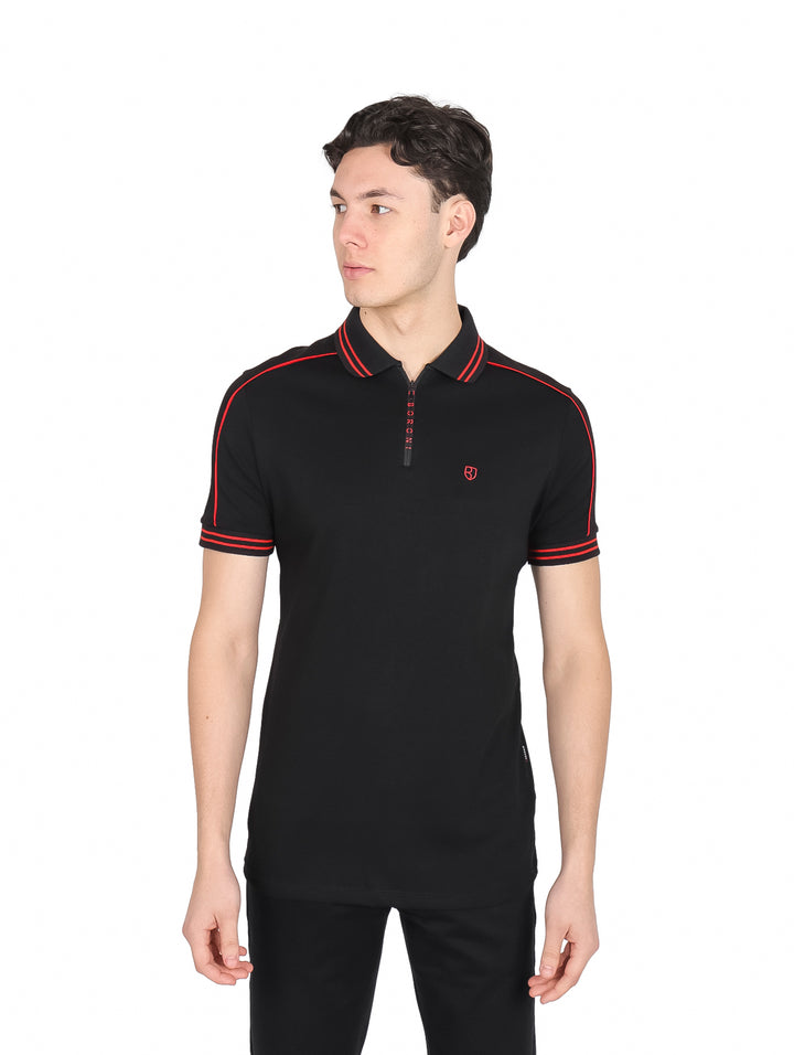 Hombre vistiendo playera polo negra con detalles rojos en mangas y cierre.