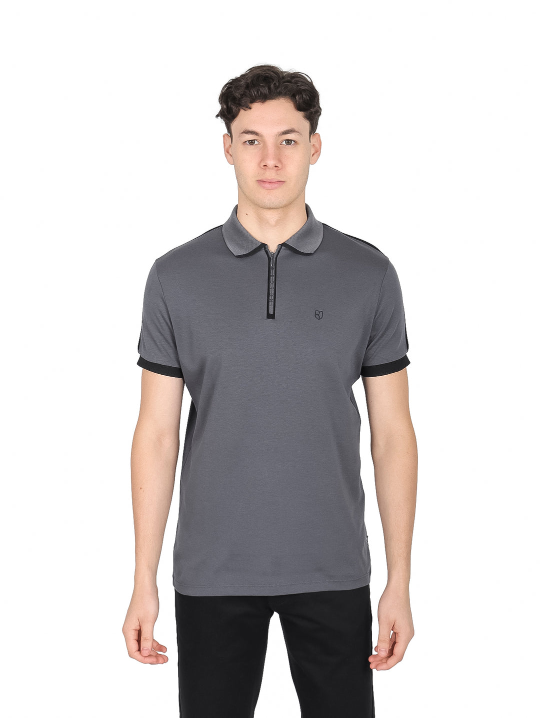 Playera polo color gris oxford con cuello y puños negros y cierre frontal.