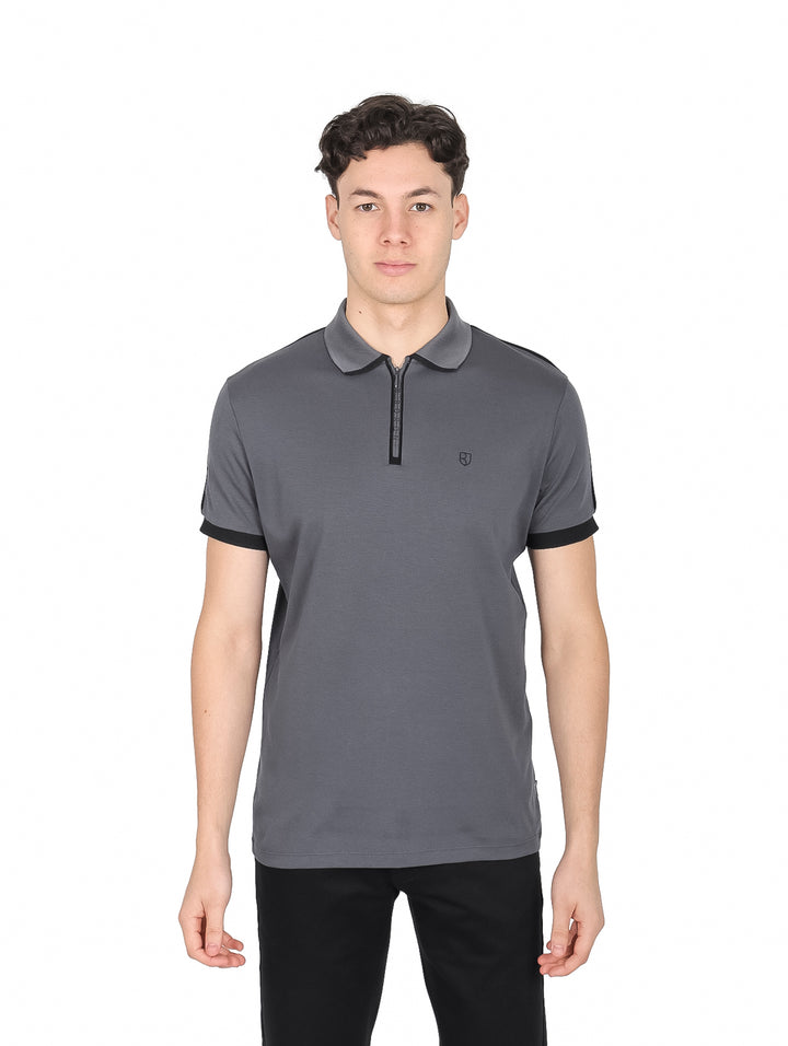Playera polo color gris oxford con cuello y puños negros y cierre frontal.