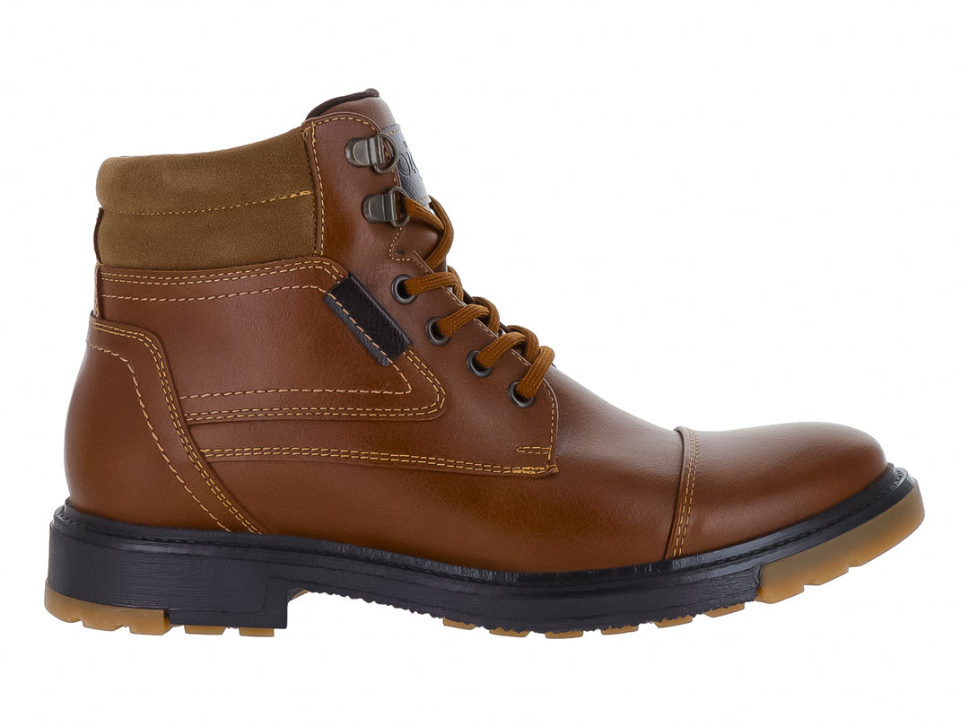 Botas casuales de cuero color cogñac con agujetas y suela negra para niño.