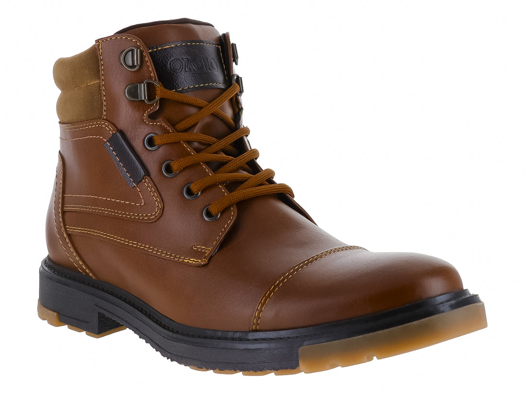 Botas casuales de cuero color cogñac con agujetas y suela negra para niño.