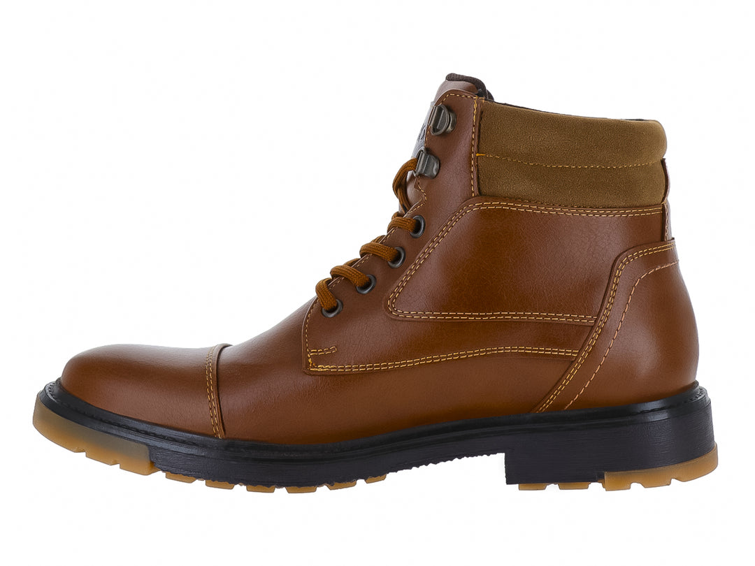 Botas casuales de cuero color cogñac con agujetas y suela negra para niño.