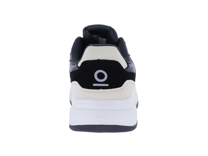Tenis casuales Capa de Ozono en color gris y negro con suela blanca de plataforma.