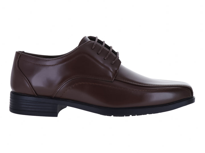 Zapato formal color chocolate con agujetas y suela negra.