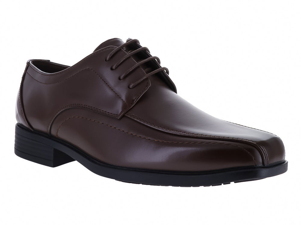 Zapato formal color chocolate con agujetas y suela negra.