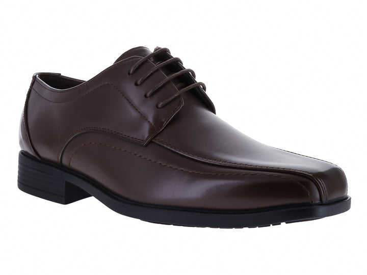 Zapato formal color chocolate con agujetas y suela negra.