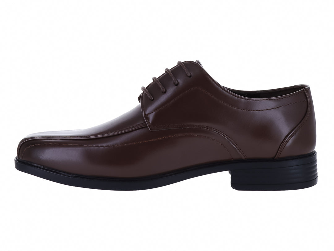 Zapato formal color chocolate con agujetas y suela negra.