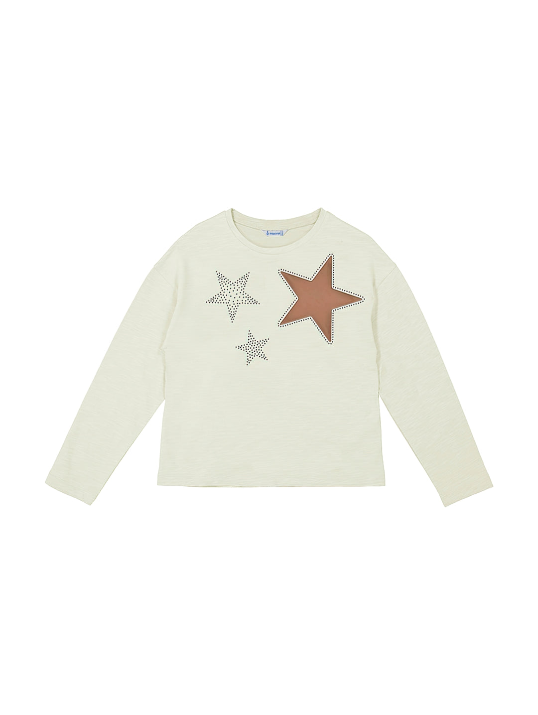 Camiseta manga larga color crudo con tres estrellas decorativas en el pecho, una en color canela.