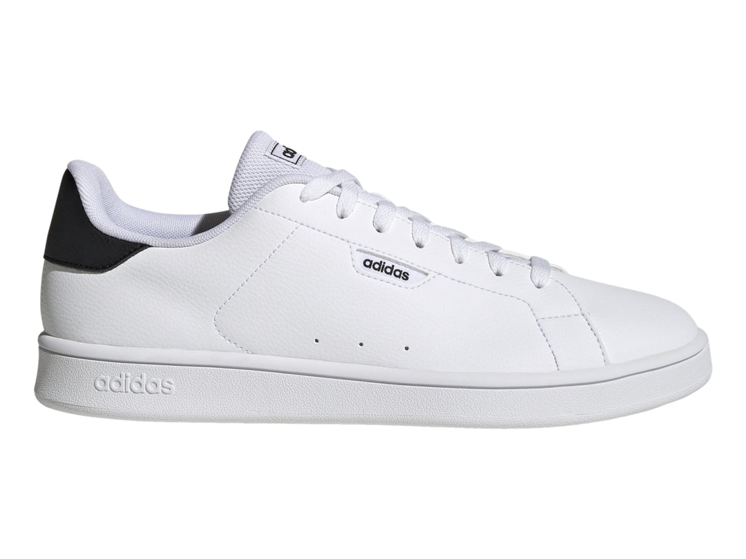 Tenis Adidas Urban Court color blanco con detalle negro en el talón y suela blanca.