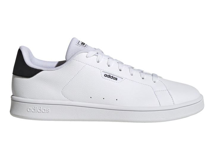 Tenis Adidas Urban Court color blanco con detalle negro en el talón y suela blanca.