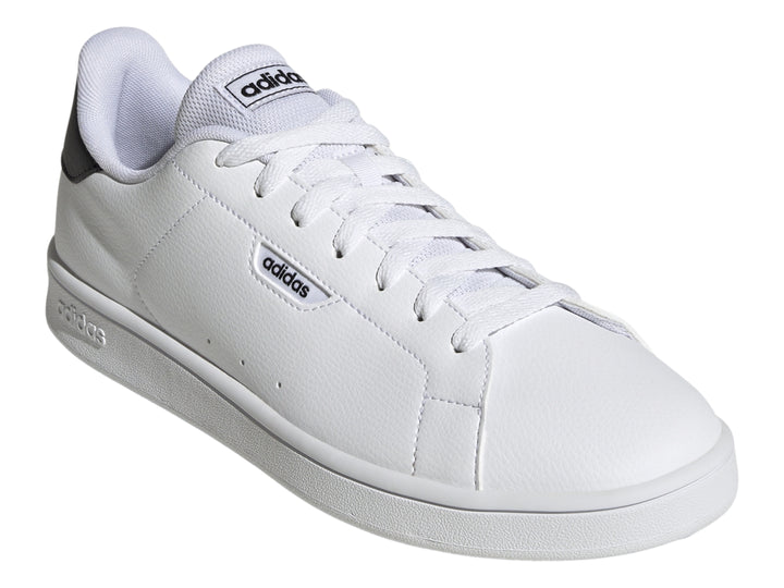 Tenis Adidas Urban Court color blanco con detalle negro en el talón y suela blanca.