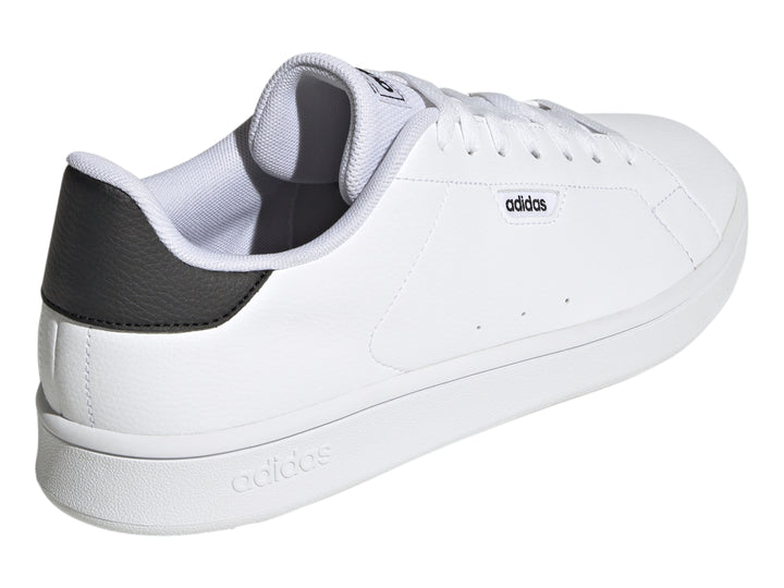 Tenis Adidas Urban Court color blanco con detalle negro en el talón y suela blanca.