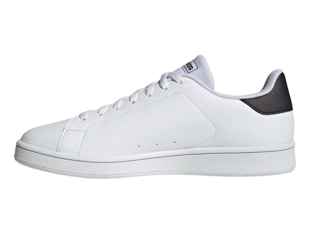 Tenis Adidas Urban Court color blanco con detalle negro en el talón y suela blanca.