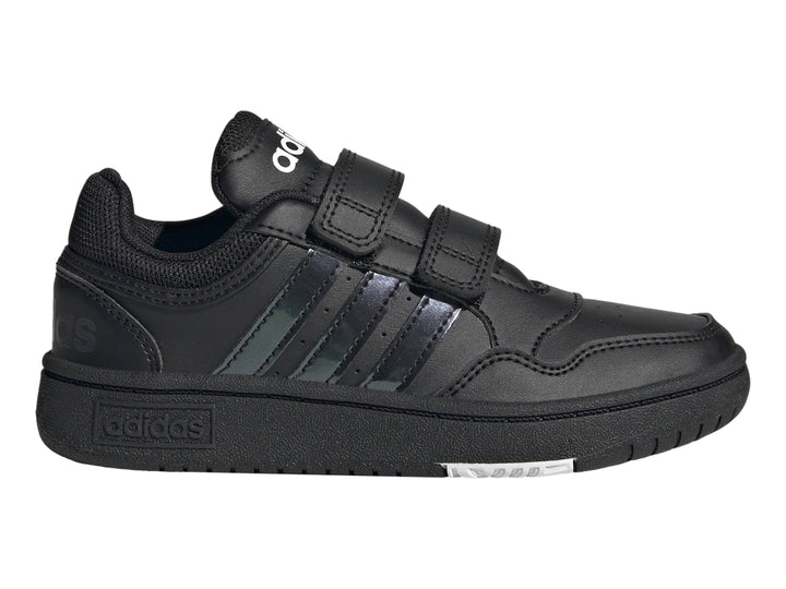 Tenis Adidas Hoops 3.0 CF en color negro con cierre de velcro y suela negra para niño.