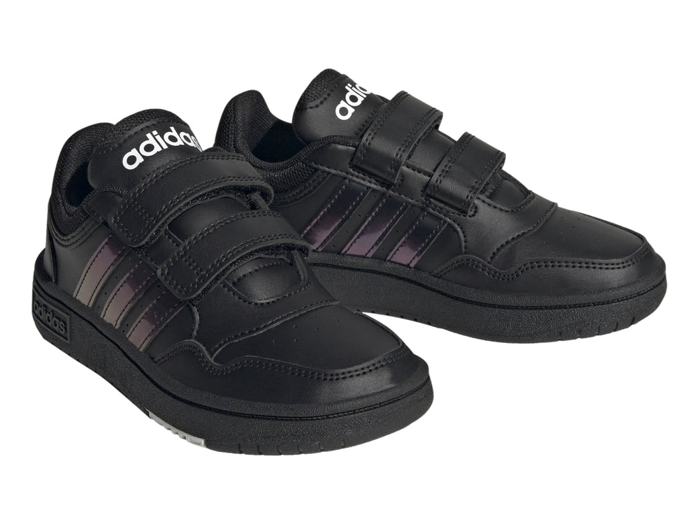 Tenis Adidas Hoops 3.0 CF en color negro con cierre de velcro y suela negra para niño.