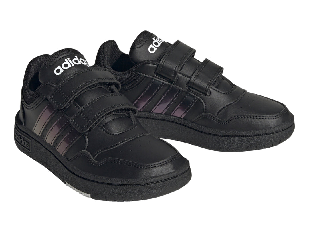 Tenis Adidas Hoops 3.0 CF en color negro con cierre de velcro y suela negra para niño.
