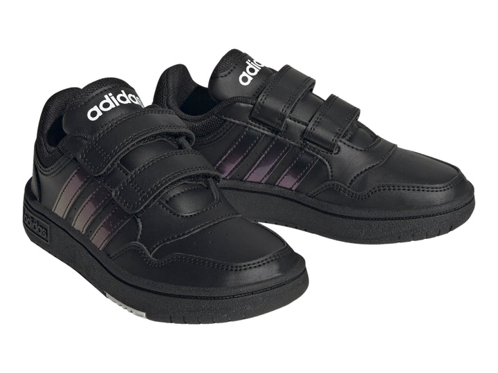 Tenis Adidas Hoops 3.0 CF en color negro con cierre de velcro y suela negra para niño.