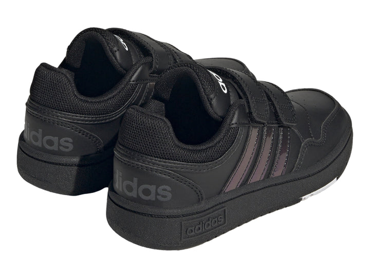 Tenis Adidas Hoops 3.0 CF en color negro con cierre de velcro y suela negra para niño.