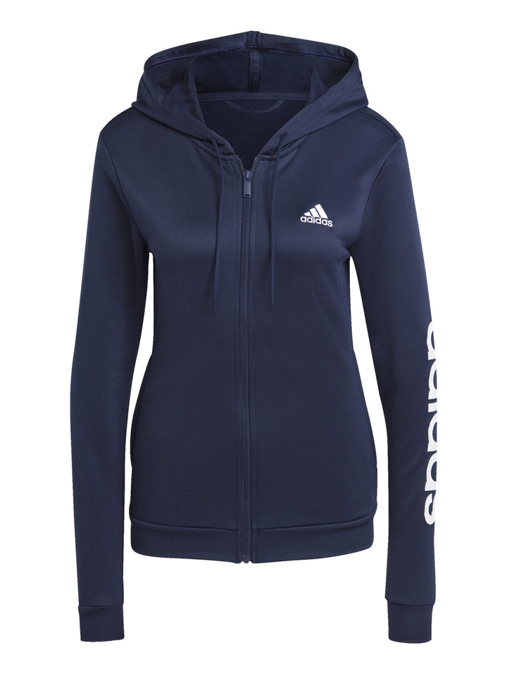Mujer vistiendo un conjunto deportivo Adidas de color azul marino compuesto por chaqueta y pantalón.