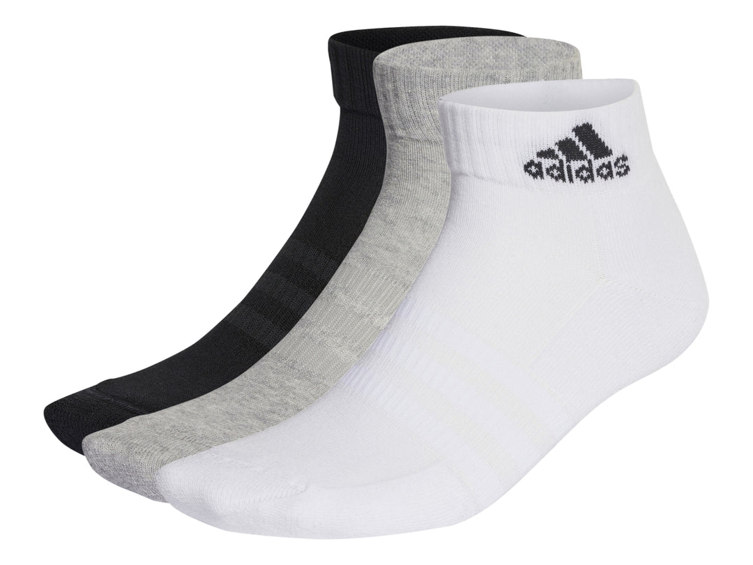 Pack de tres pares de calcetines tobilleros Adidas en colores blanco, gris y negro.